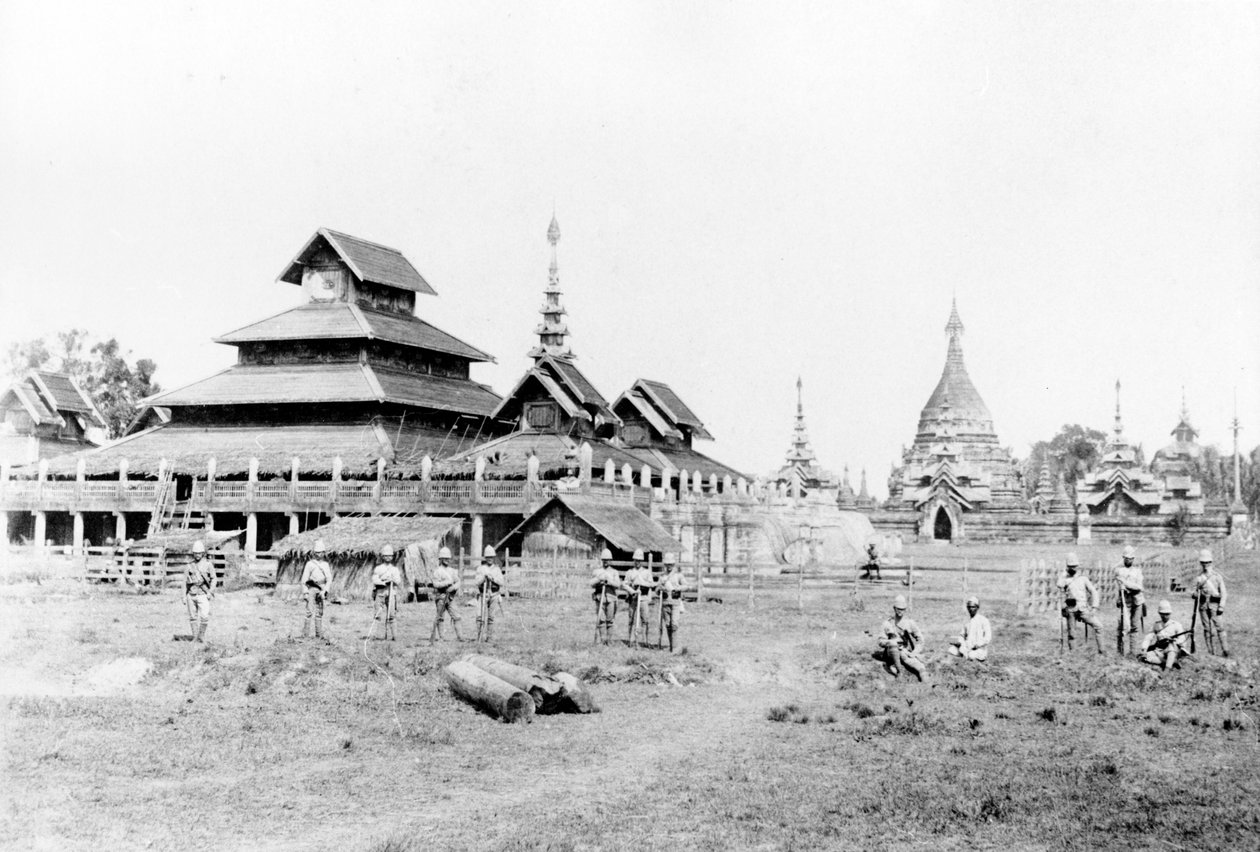 Soldados britânicos em frente ao Palácio Wuntho e ao monastério budista, 1891 de English Photographer