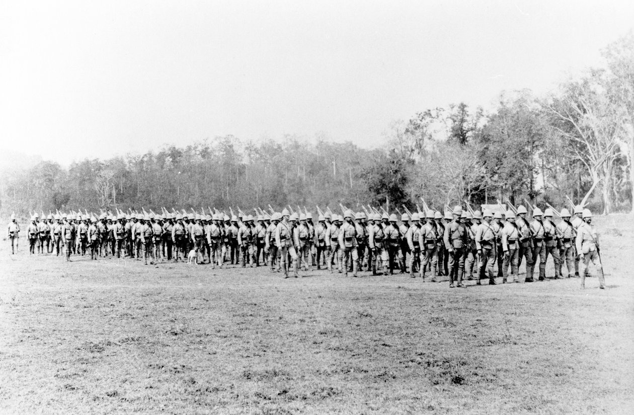 Tropas britânicas no março em Burma, c.1891 de English Photographer