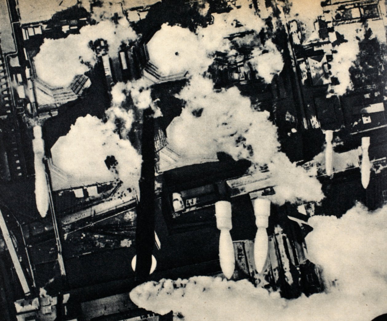 Bombas britânicas caem em uma usina de energia em Colônia, 1942-45 de English Photographer