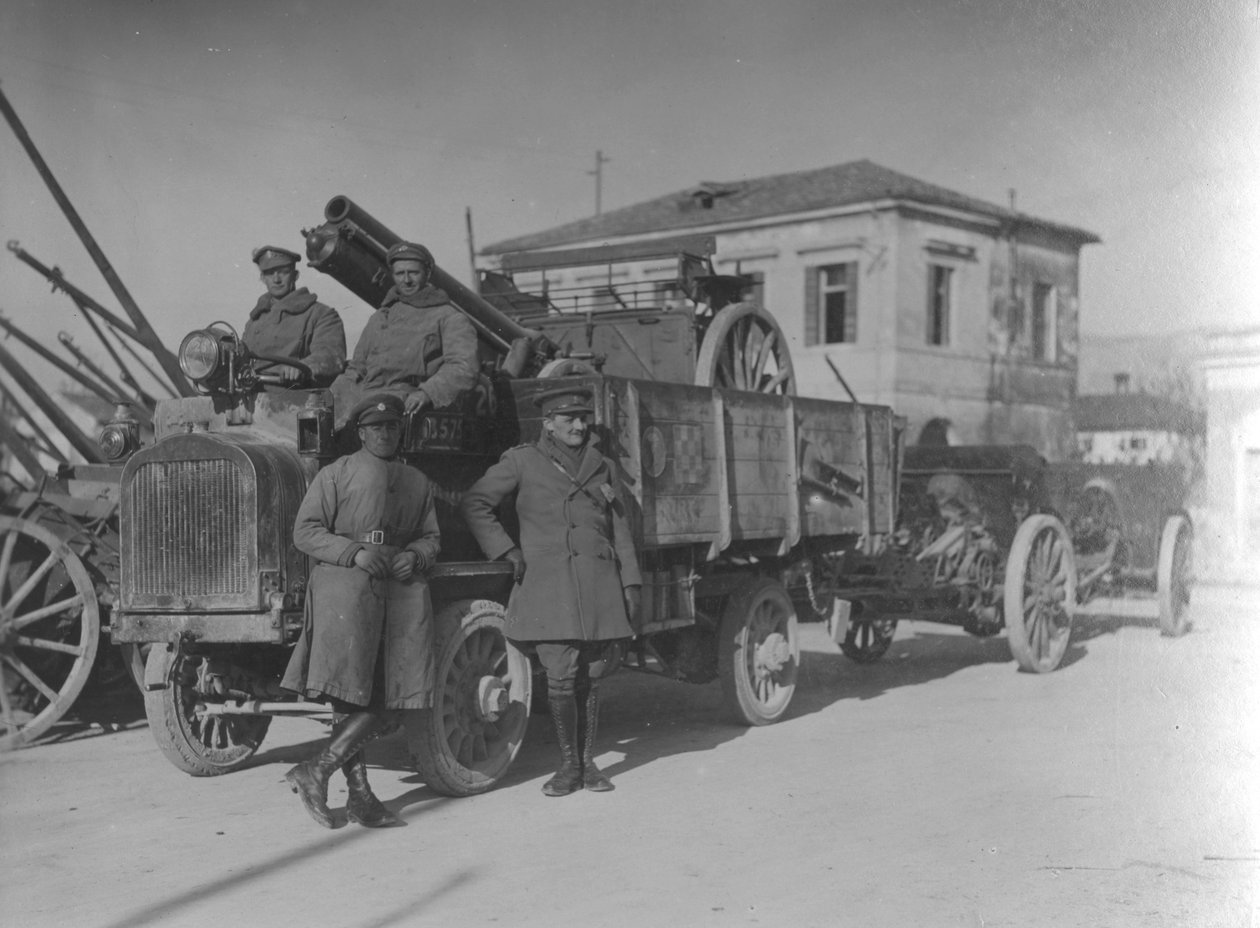 Soldados britânicos na Itália durante a Primeira Guerra Mundial transportando uma arma de campo de English Photographer