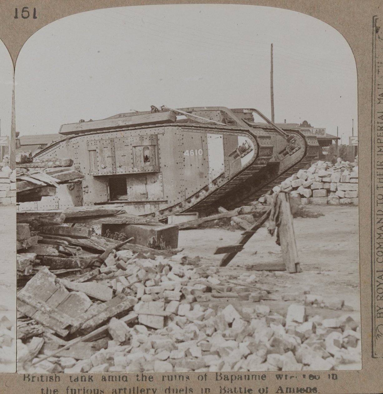 Tanque britânico em meio às ruínas de Bapaume de English Photographer
