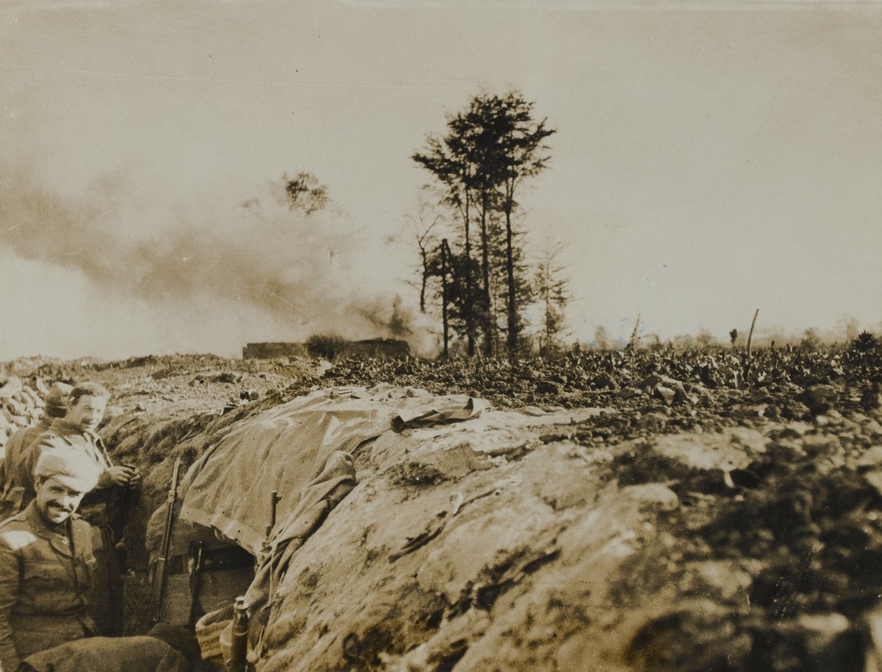 Tropas britânicas nas primeiras trincheiras, 1914 de English Photographer