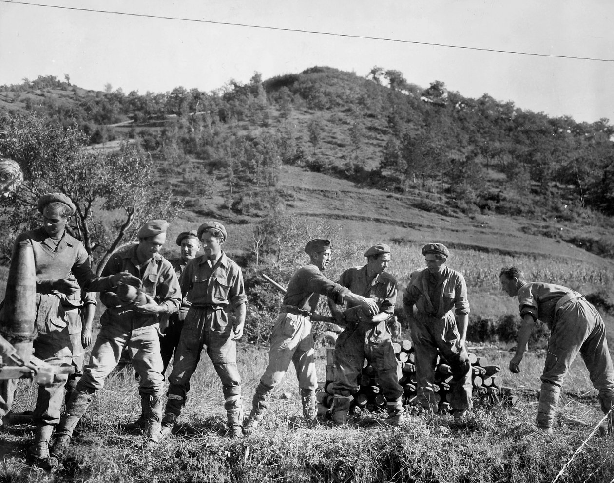 Tropas britânicas empilhando conchas, Itália, 1944 de English Photographer