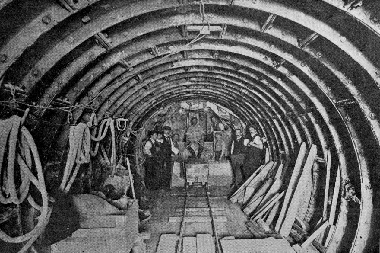 Construindo o esgoto Bow and Victoria Park, ilustração de The King, 1 de junho de 1901 de English Photographer