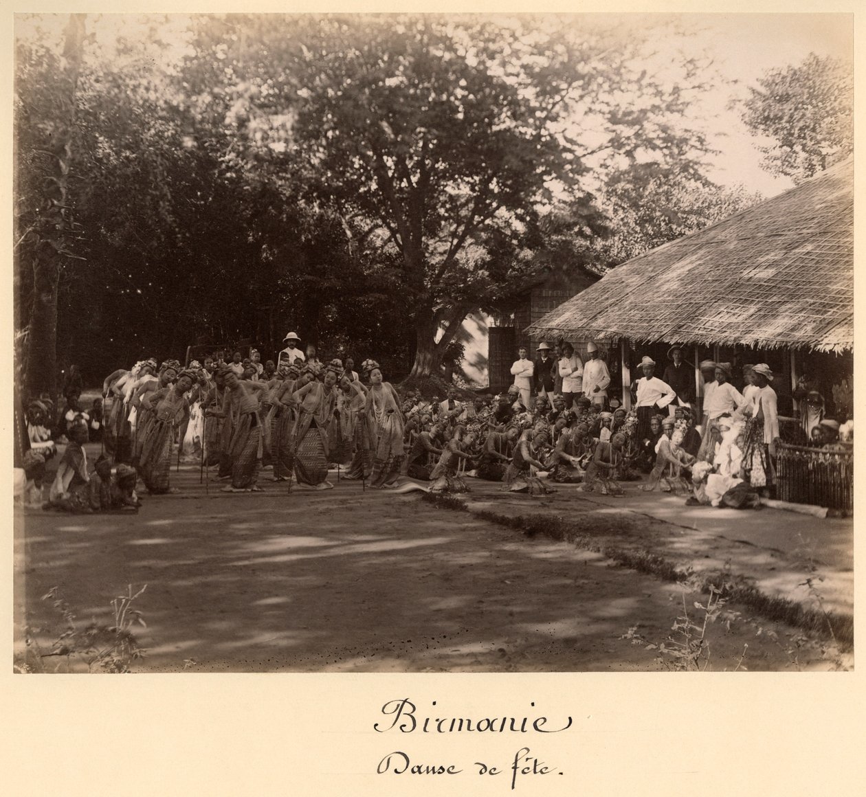 Dançarinos birmaneses comemorando, Birmânia, final do século XIX (impressão albumen) de English Photographer