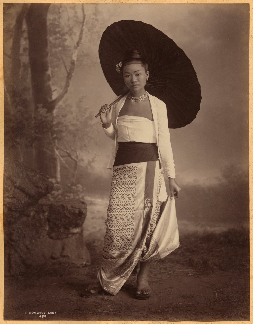 Senhora birmanesa (impressão de albume) de English Photographer
