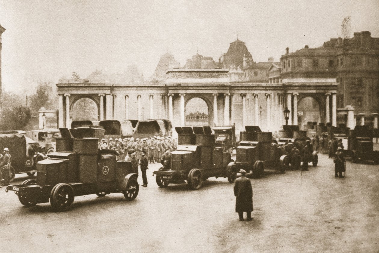 Comboio de autocarros e camiões das docas para o depósito de leite e comida no Hyde Park, escoltado por carros blindados durante o Great Strike, de Wonderful London, publicado em 1926-27 (fotogravura) de English Photographer