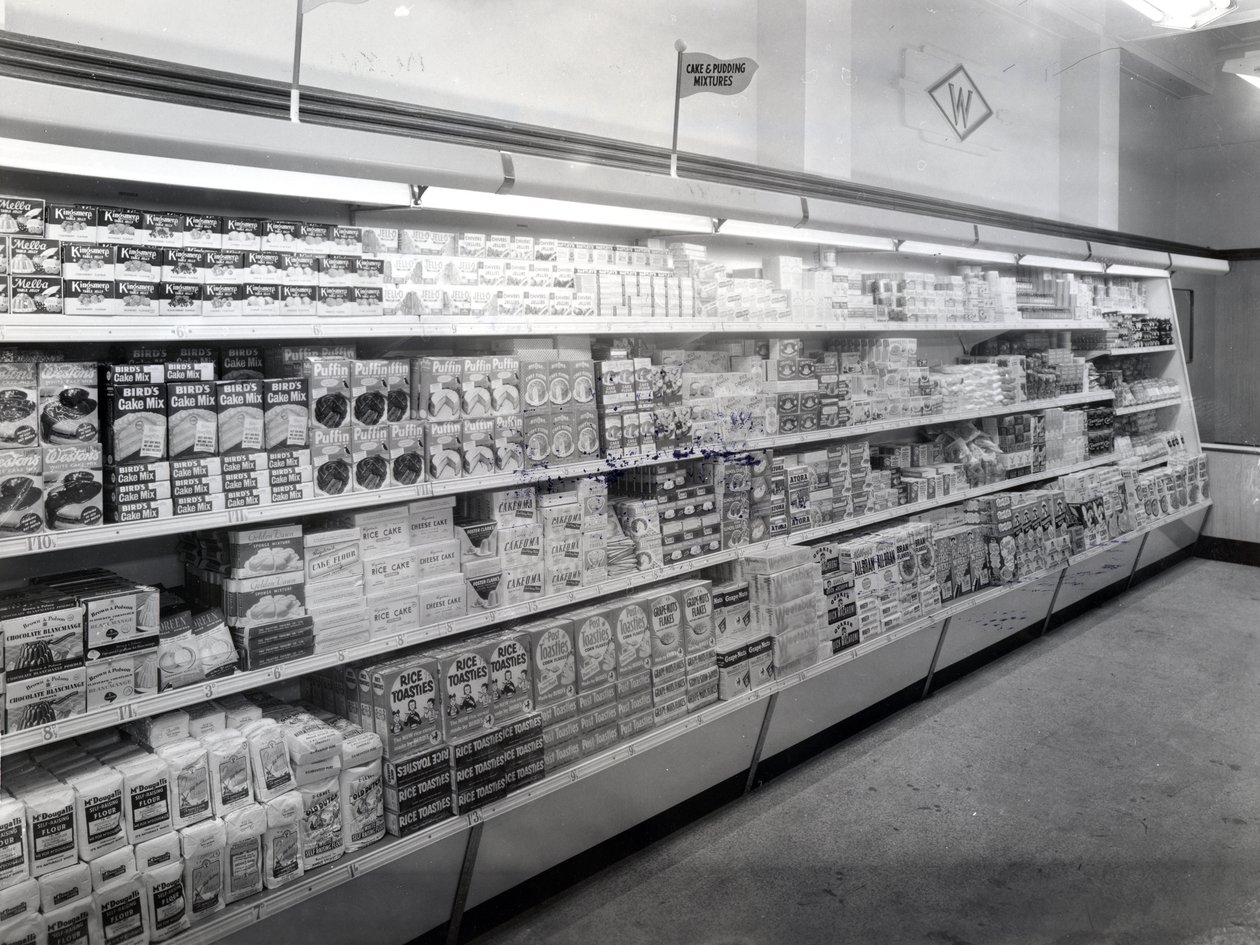 Mistura para bolo e pudim, loja Woolworths, 1956 de English Photographer