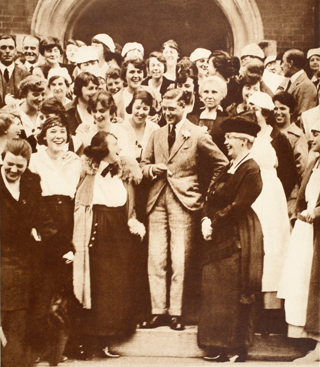Mulheres Canadenses Contam ao Rei Eduardo VIII uma Piada, no Ontario Agricultural College, 1919 de English Photographer