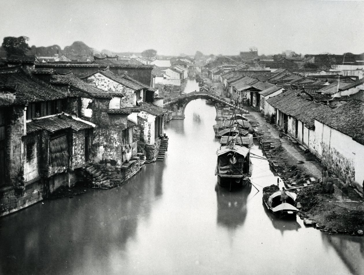 Canal em Pequim, c.1865-70 de English Photographer