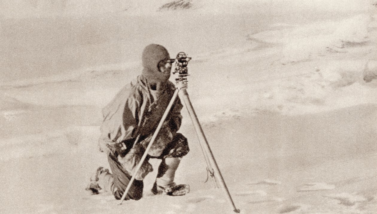 Capitão Evans observando com o teodolito usado pelo Capitão Scott para consertar a posição do Pólo Sul, de &39;South With Scott&39; por ERGR Evans de English Photographer