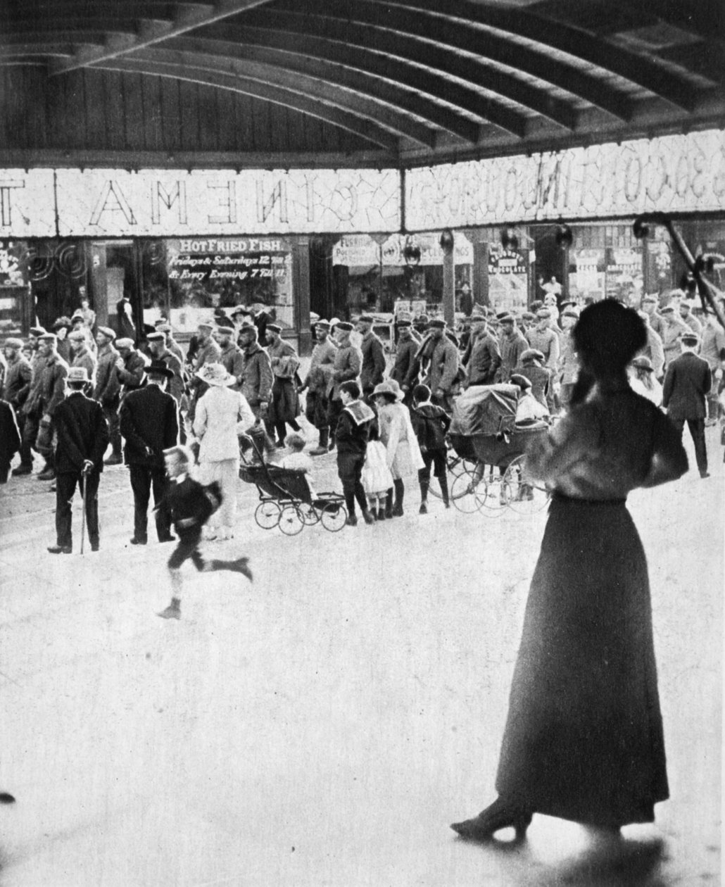Capturado por um exército nem pequeno nem desprezível: prisioneiros alemães, do The Illustrated War News, 12 de julho de 1916 de English Photographer