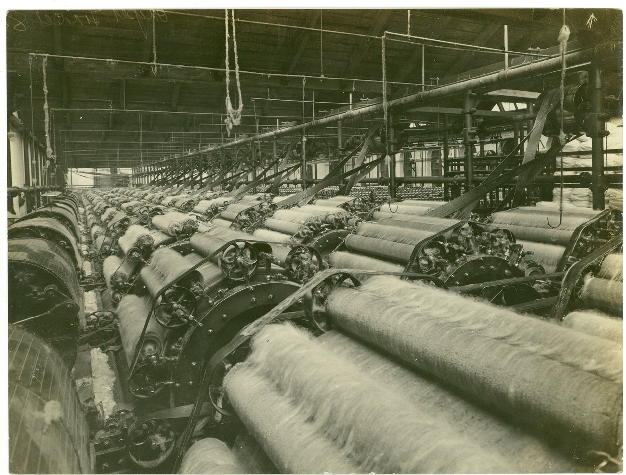 Sala de Cardação 1, fiação de Leas, 1923 de English Photographer