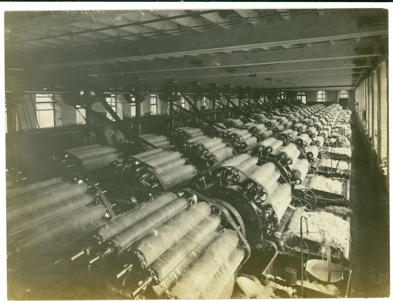 Sala de Cardação 2, Fiação de Leas, 1923 de English Photographer