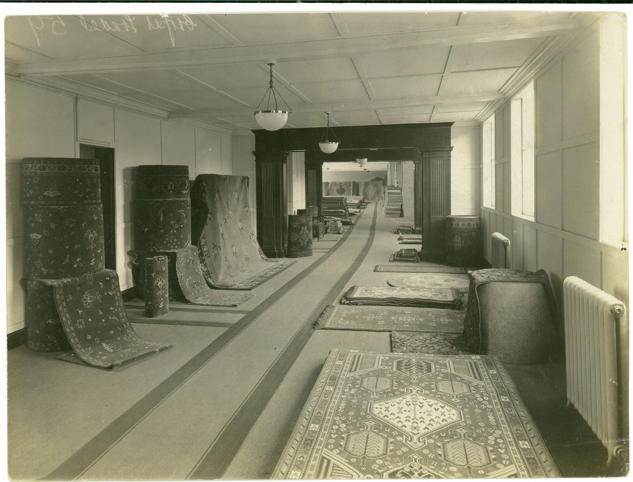 Carpet Trades, showroom principal, 1923 de English Photographer