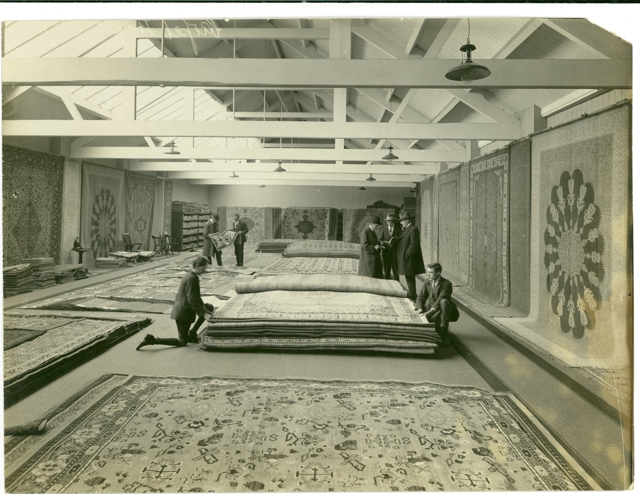 Showroom principal dos tapetes, 1923 de English Photographer