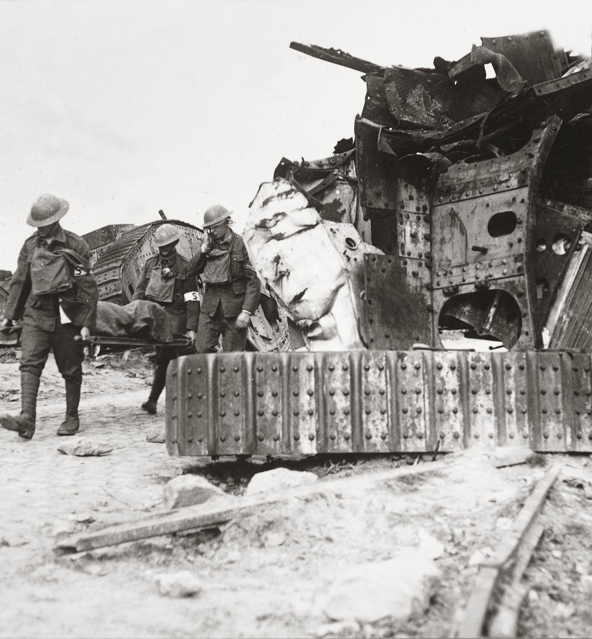 As vítimas voltam da linha, passam tanques na Batalha dos Tanques, Villers-Bretonneux, 24 de abril de 1918 de English Photographer