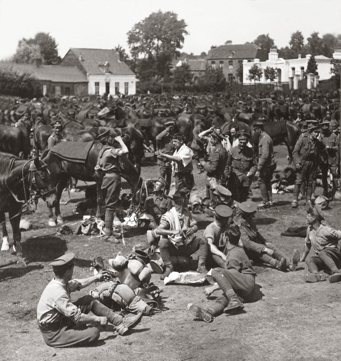 Cavalaria, sempre pronta em antecipação a um avanço, descansa seus cavalos em uma vila francesa de English Photographer