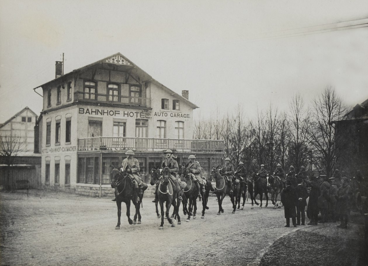 Cavalaria passando por um hotel da estação ferroviária, 1918 de English Photographer
