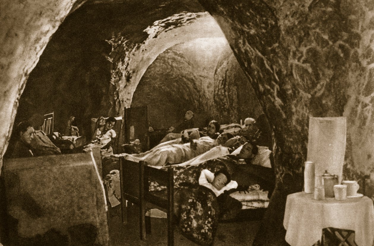 Casas-caverna na costa inglesa usadas como abrigos antiaéreos, 1940 de English Photographer