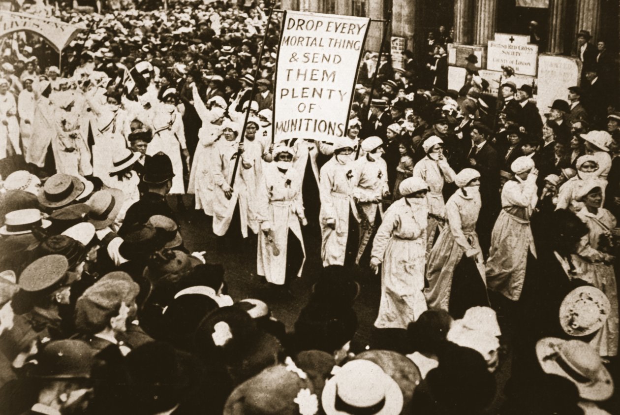 Animado pelo Secretário de Guerra: munitioners na procissão, de The Illustrated War News, 26 de julho de 1916 de English Photographer