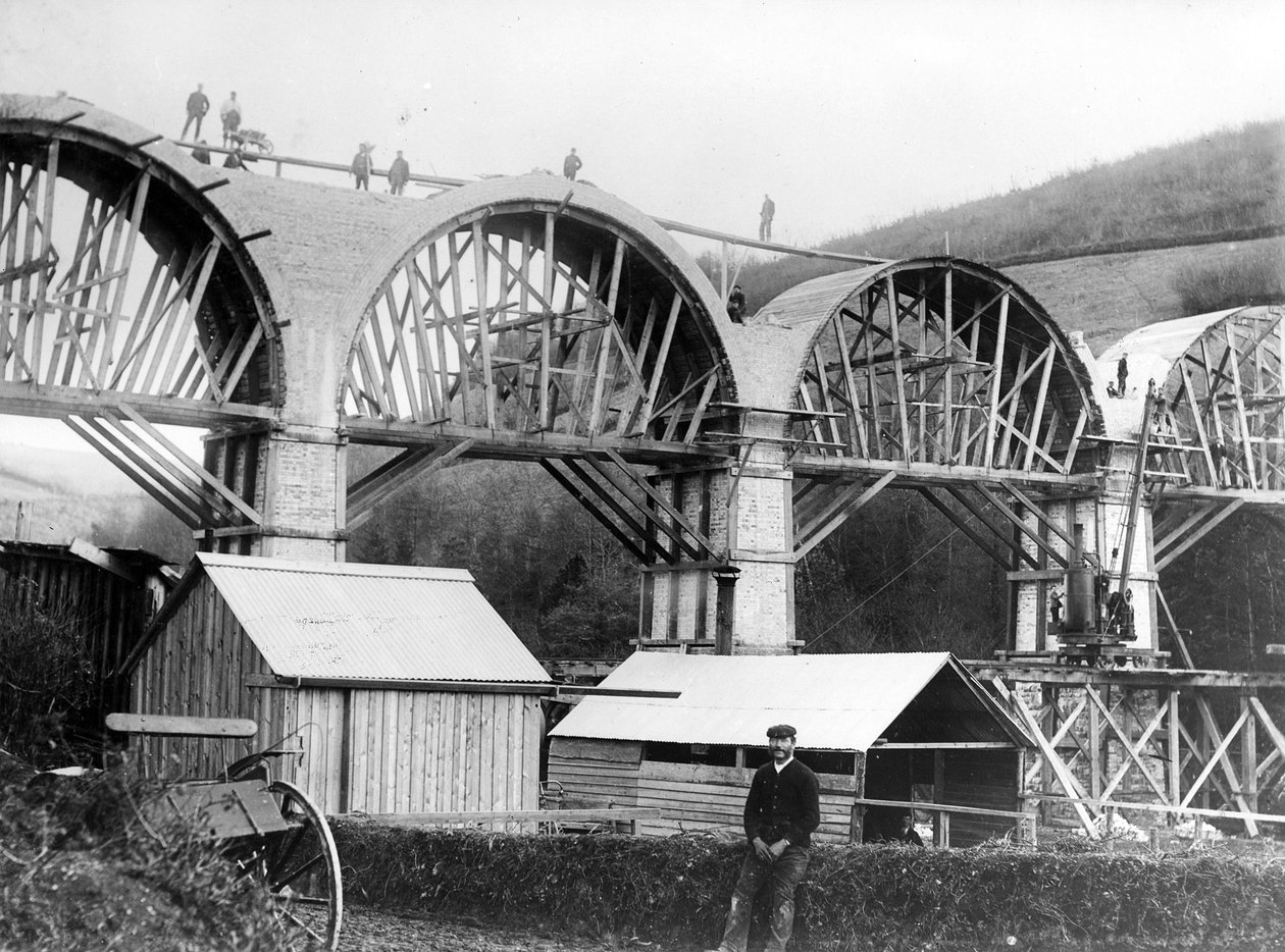 Viaduto Chelfam em construção, c.1896 de English Photographer