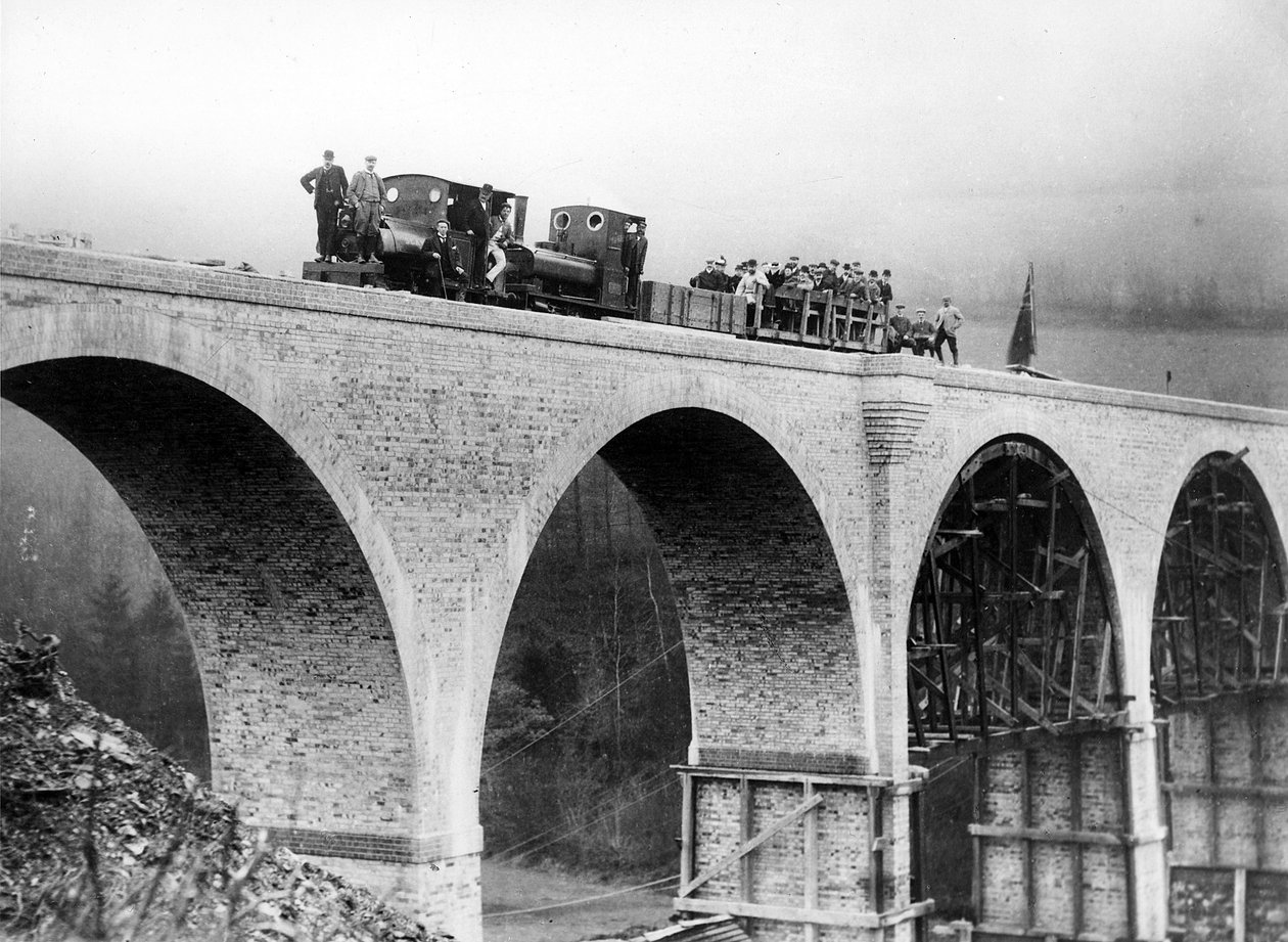 Viaduto Chelfam em construção, c.1897 de English Photographer