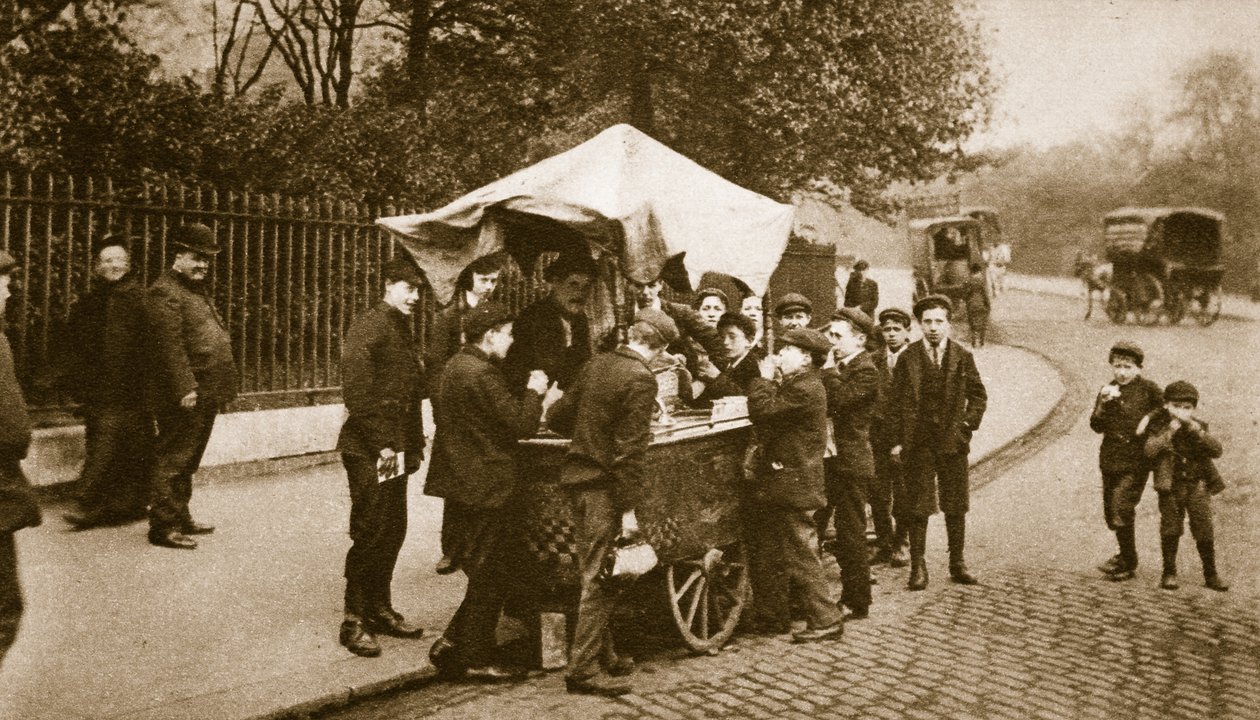 Crianças compram sorvete de um comerciante italiano (foto sépia) de English Photographer
