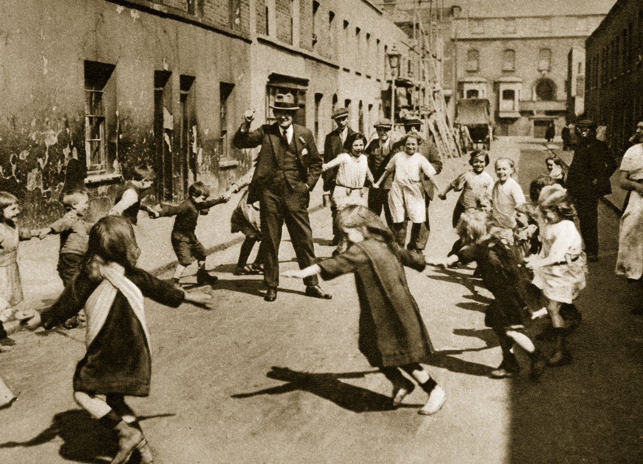 Crianças dançando a música de rua (foto sépia) de English Photographer