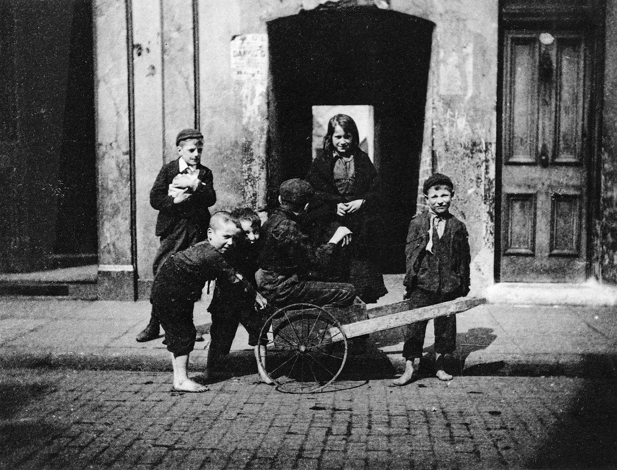 Crianças em uma favela de Londres de English Photographer
