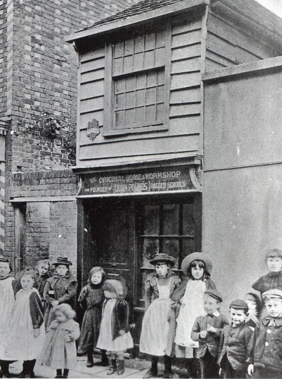 Crianças do lado de fora da oficina de John Pounds, da qual ele dirigiu a primeira escola Ragged de English Photographer