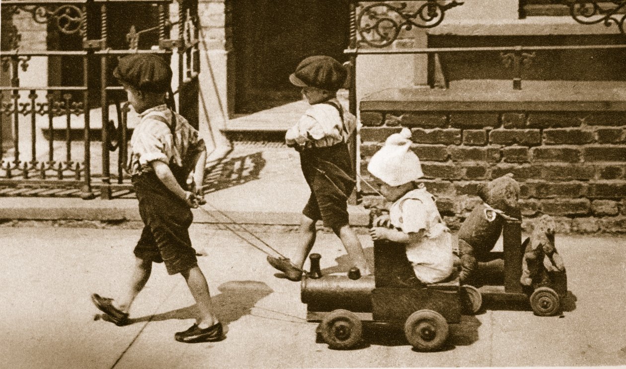 As crianças brincam na rua: meninos puxando carrinhos (foto sépia) de English Photographer