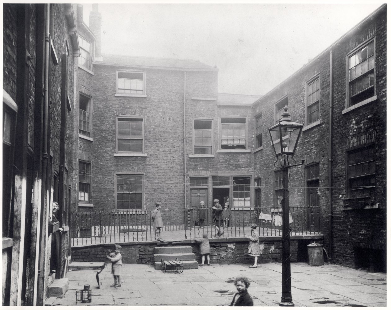 Crianças brincando em Hirst Square, Leeds, antes de ser demolida para dar lugar ao novo Salão Cívico, 29 de julho de 1930 de English Photographer