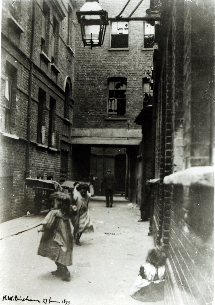 Crianças brincando em uma favela, 1899 de English Photographer