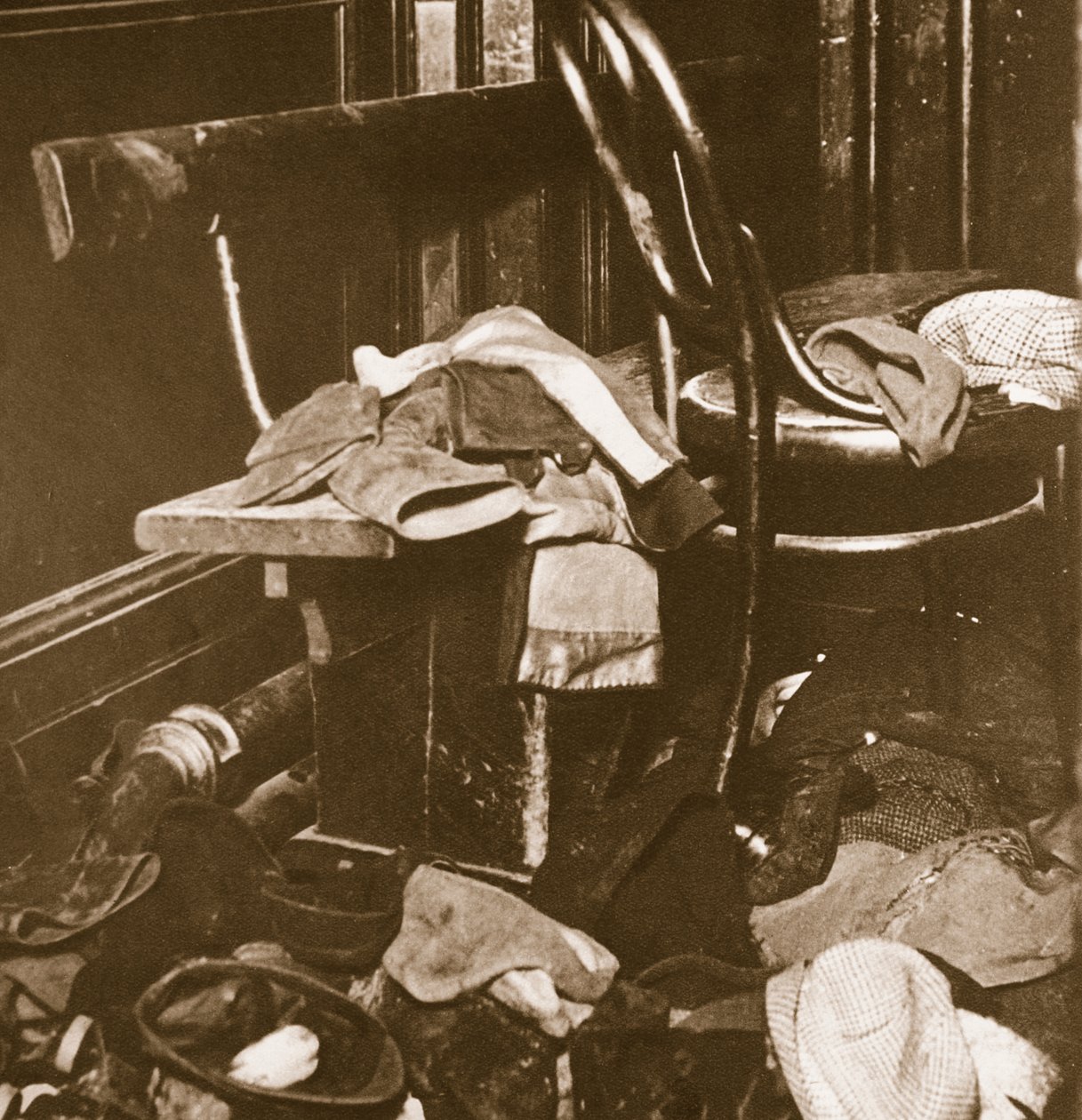 Roupas infantis abandonadas em um cinema Paisley como resultado da evacuação de fogo, 31 de dezembro de 1929 de English Photographer