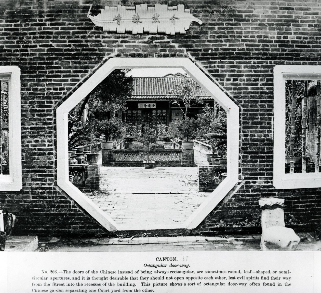 Caminho da porta octogonal chinês, c.1870 de English Photographer