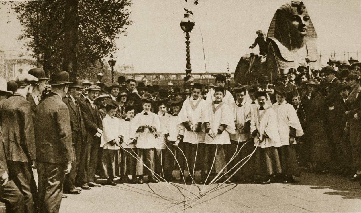 Coro meninos de São Clemente Danes marcando os limites de sua paróquia, no aterro (foto sépia) de English Photographer