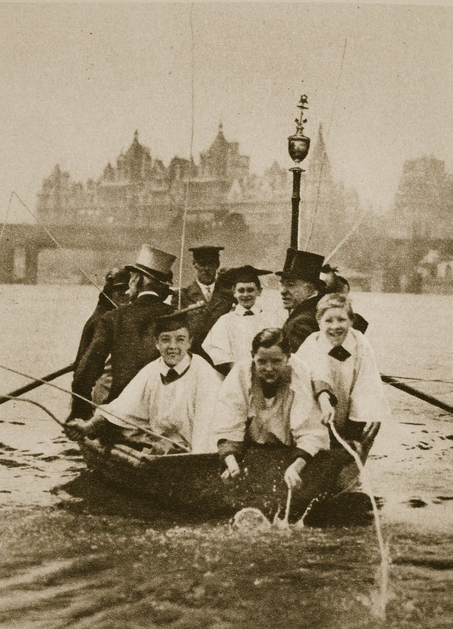 Coro meninos de São Clemente Danes marcando os limites de sua paróquia, em um barco no Tamisa (foto sépia) de English Photographer