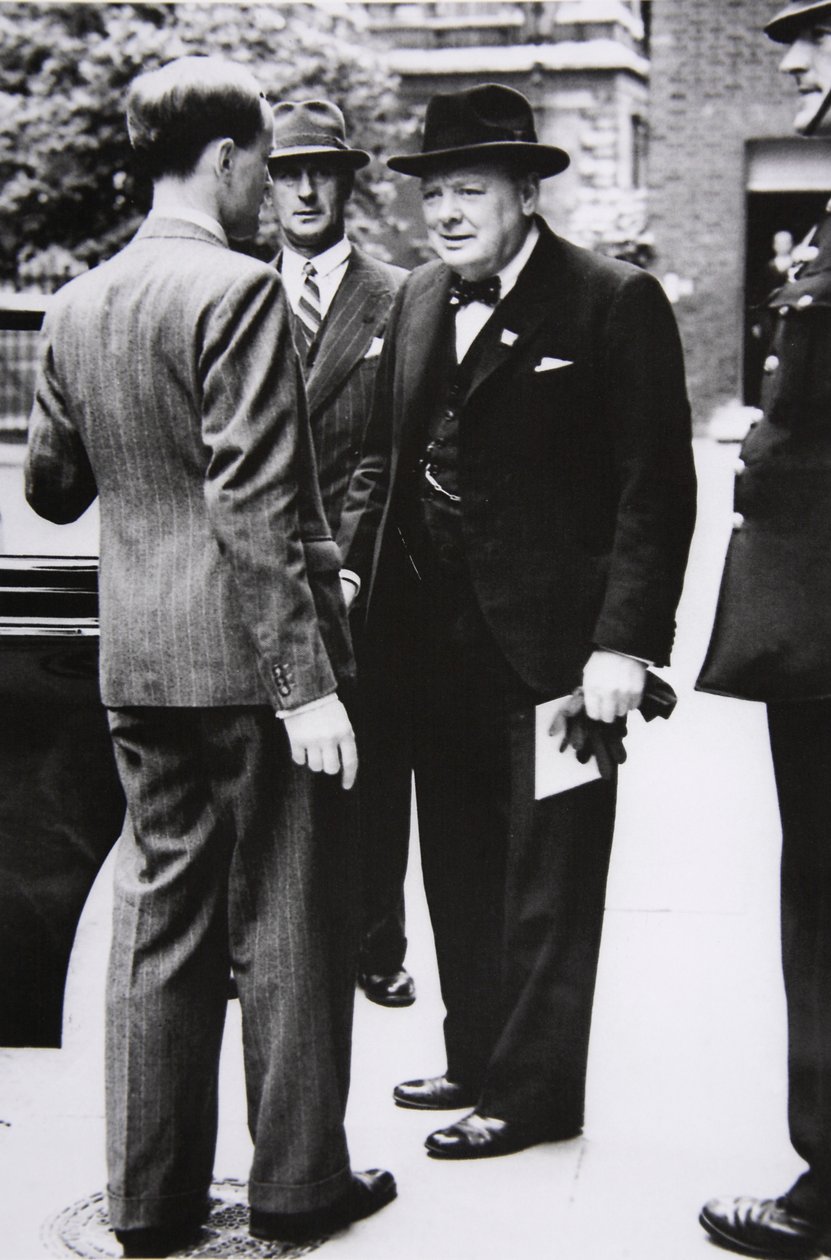 Churchill deixa Downing Street para o Palácio de Buckingham, para levar ao Rei George VI uma carta do Presidente dos EUA, 1941 de English Photographer