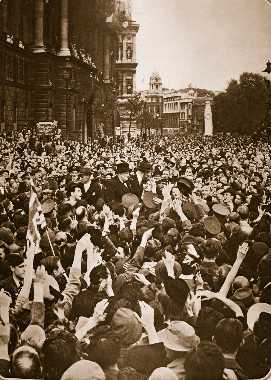 Churchill assediado em Whitehall no dia da VE, 8 de maio de 1945 (fotogravura) de English Photographer