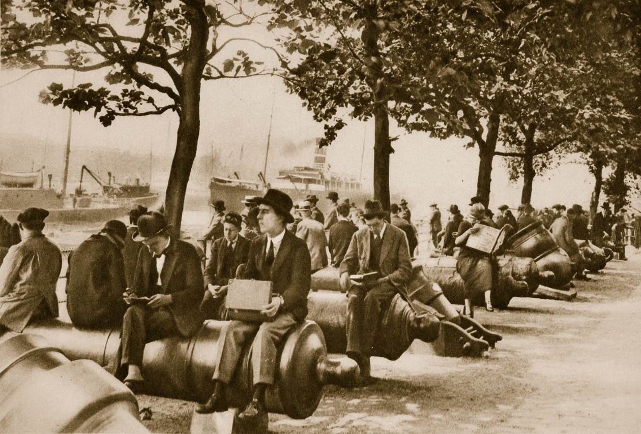 Trabalhadores da cidade almoçam no cais da Torre, sentado em velhos canhões (foto sépia) de English Photographer