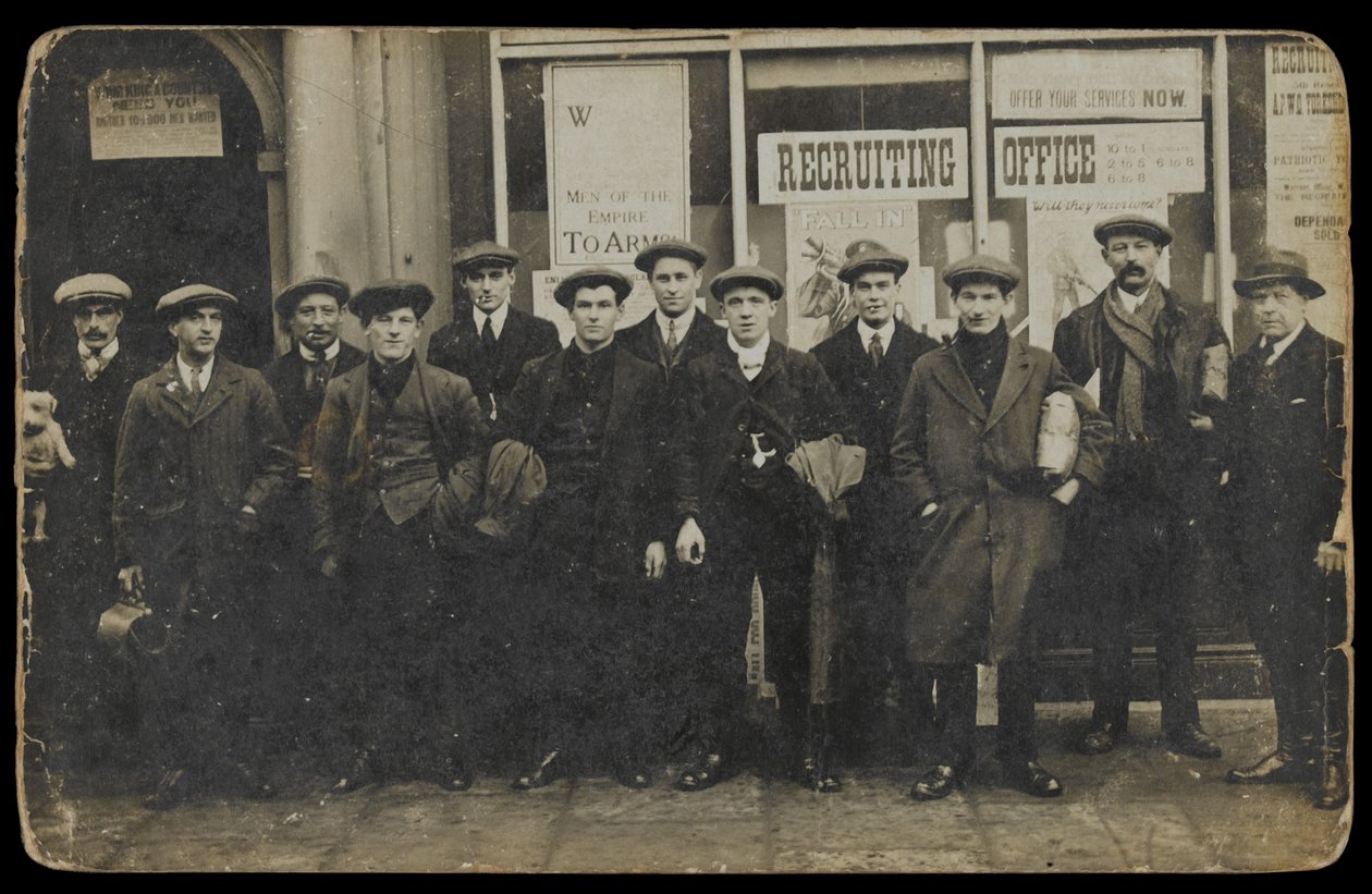 Recrutas civis que estão do lado de fora de um escritório de recrutamento não identificado, c.1915 de English Photographer