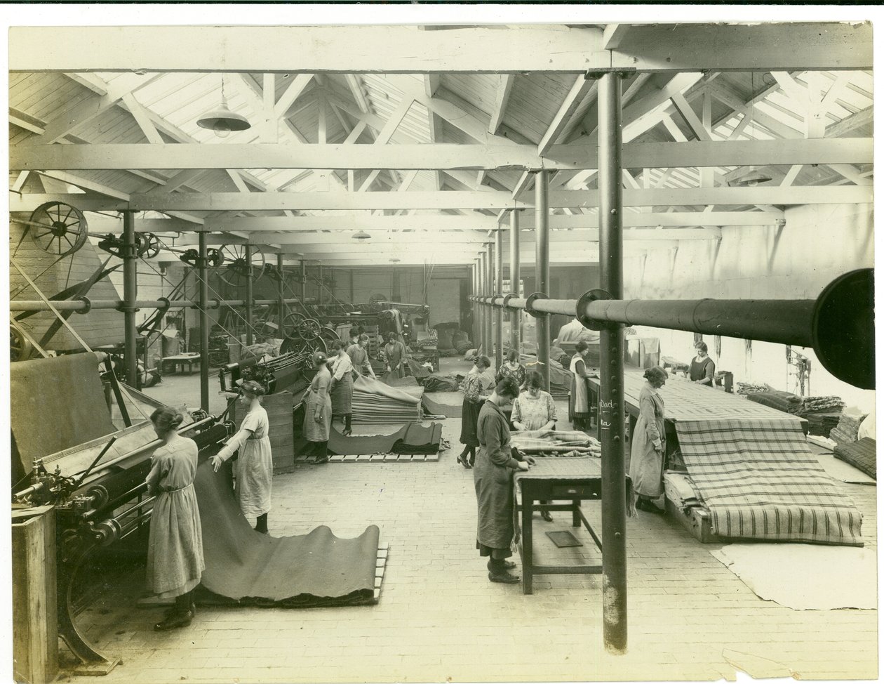 Sala de acabamento de pano, Long Meadow moinho, 1923 de English Photographer