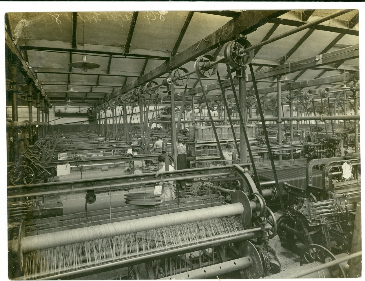 Sala de tecelagem de pano, Long Meadow Mill, 1923 de English Photographer