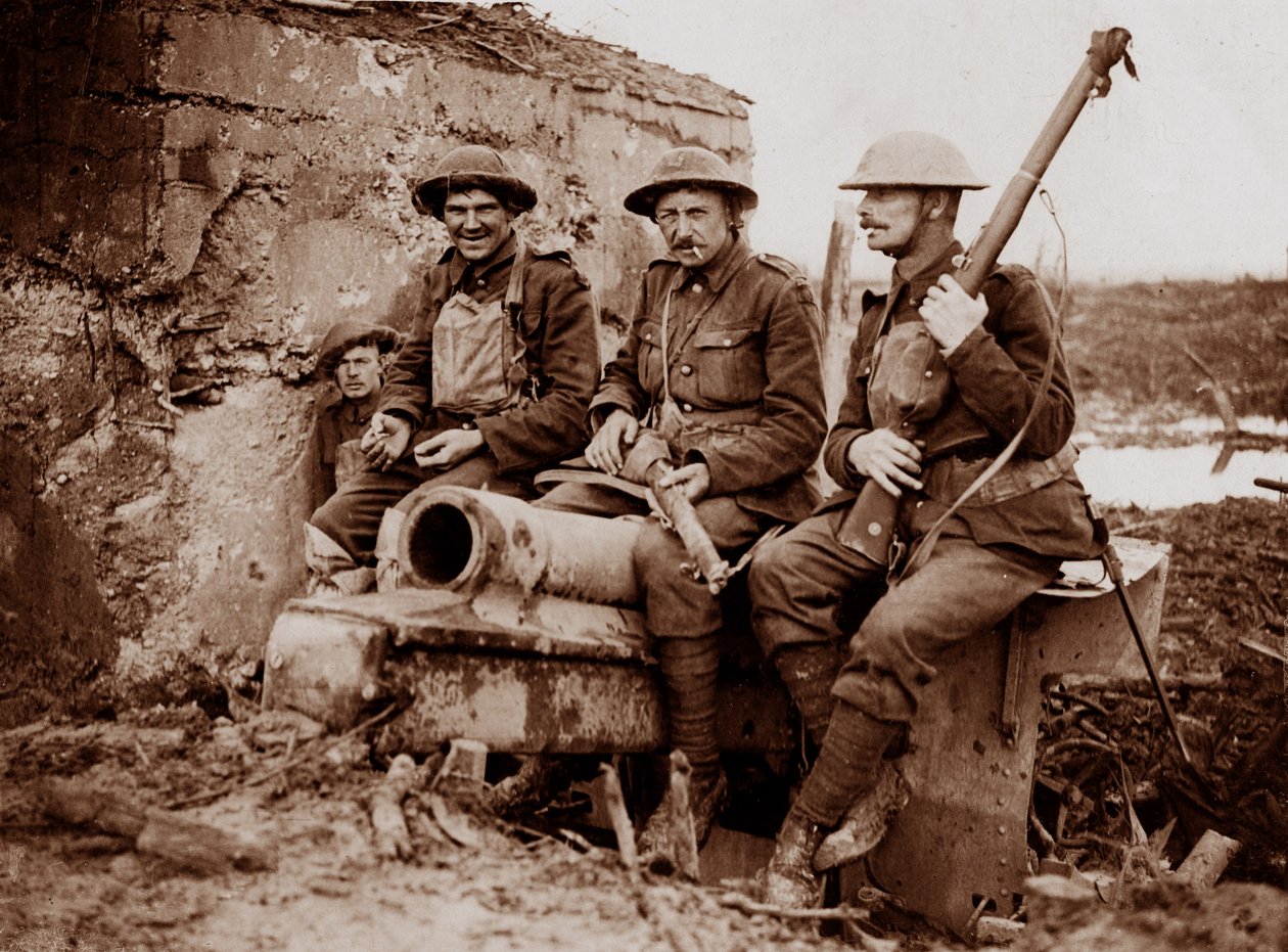 Guardas Coldstream com uma arma alemã capturada de English Photographer