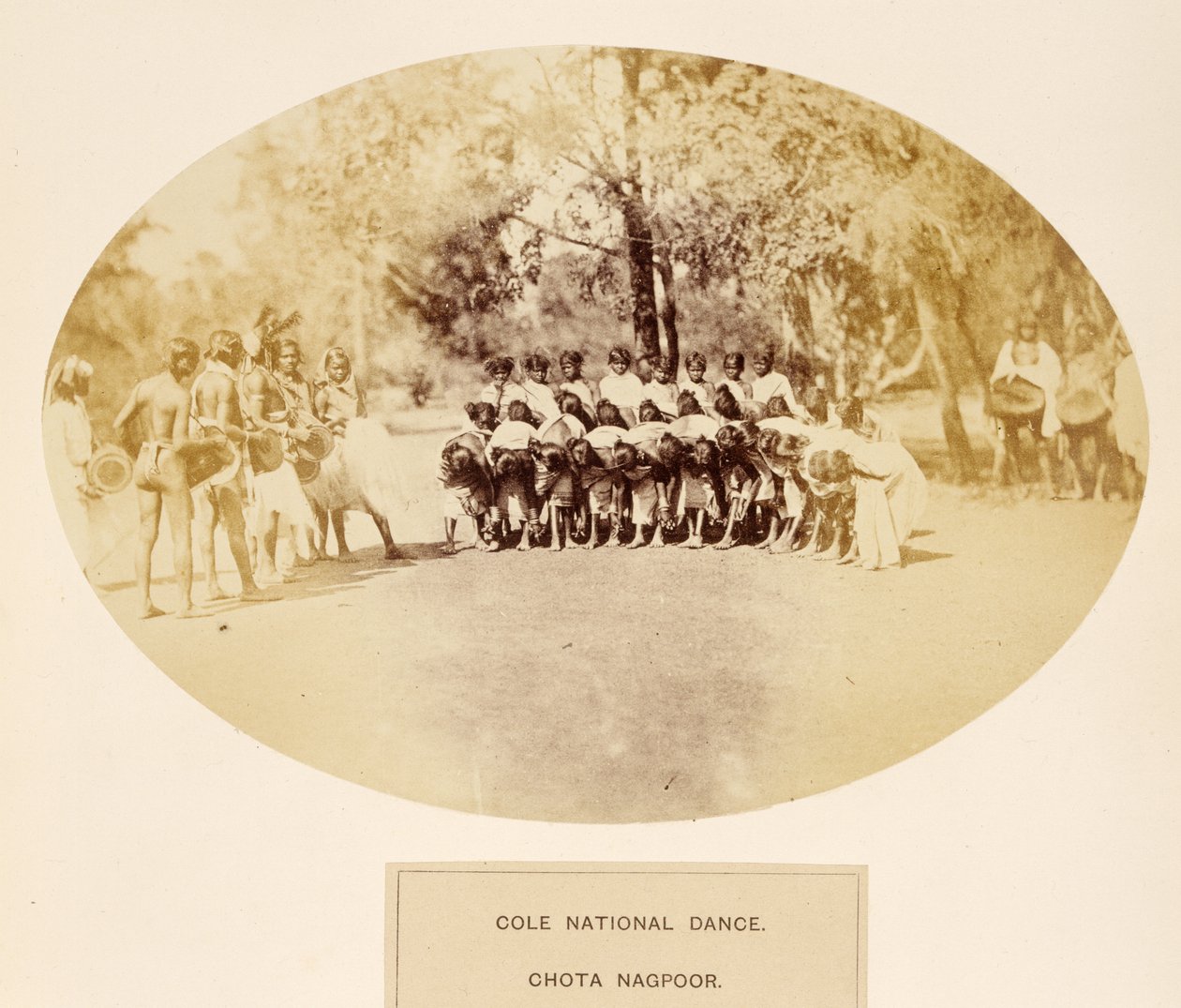 Cole National Dance, Chota Nagpoor, de The People of India, de J. Forbes Watson, publicado em 1868 (impressão de albuquer) de English Photographer