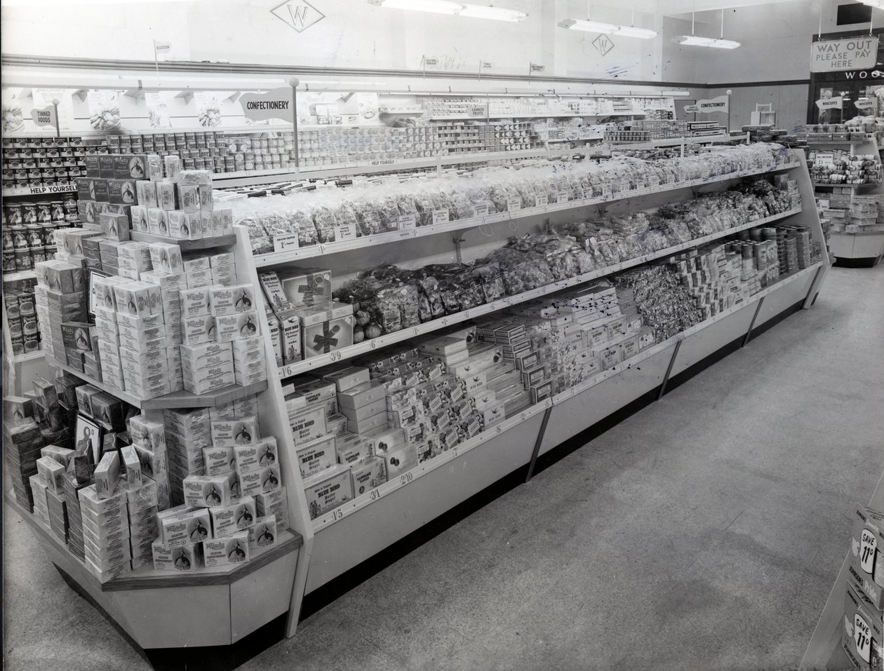 Corredor de confeitaria, loja Woolworths, 1956 de English Photographer