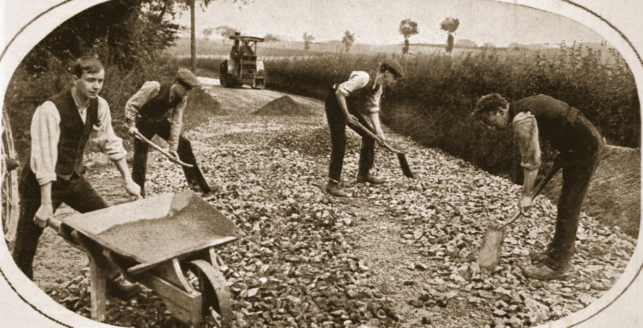 Objetores conscienciosos utilmente empregados: Homens do NCC em uma estrada militar, ilustração do The Illustrated War News, 23 de agosto de 1917 (foto sépia) de English Photographer