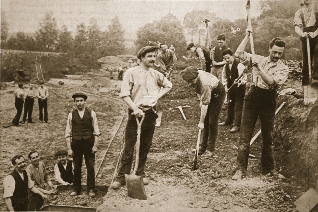 Objetores conscienciosos utilmente empregados: Homens do NCC em uma estrada militar, ilustração do The Illustrated War News, 23 de agosto de 1917 (foto sépia) de English Photographer