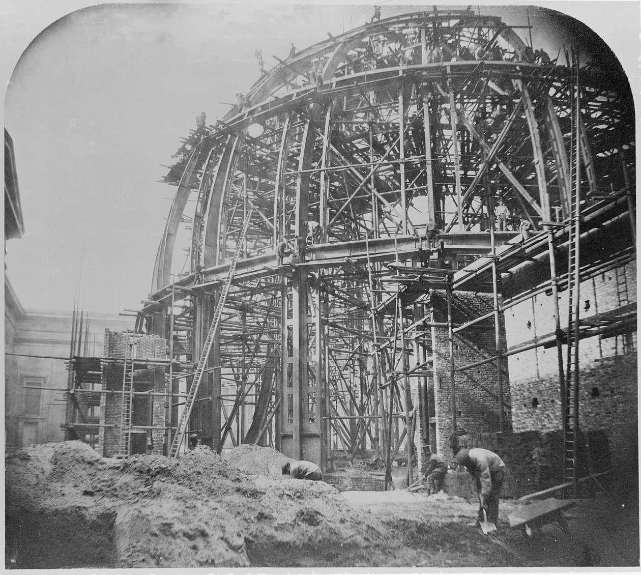 Construção da Sala de Leitura do Museu Britânico, 1854-57 de English Photographer